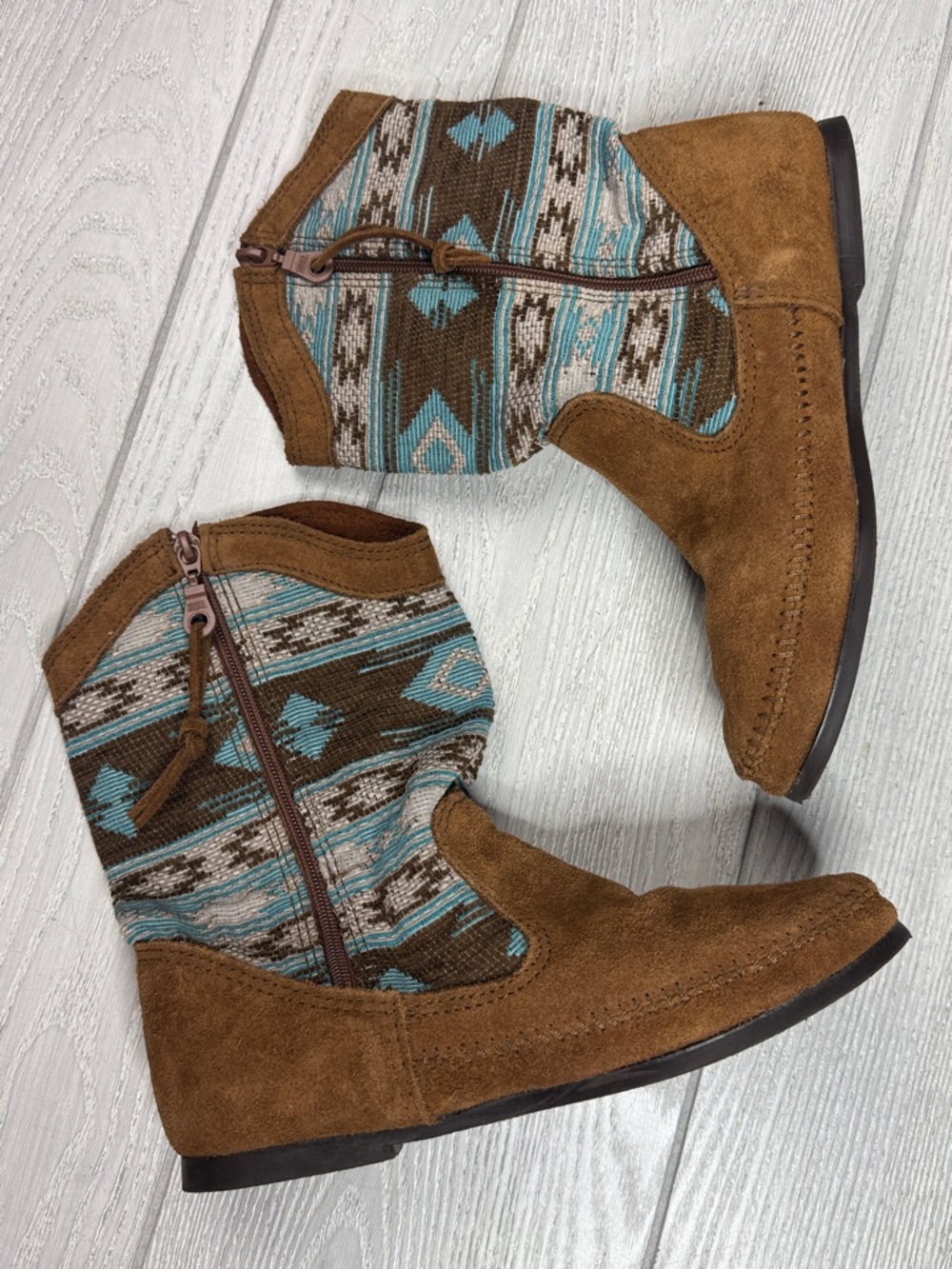 New Minnetonka Baja Boot in a brown suede and turquoise pattern 1578 Size 8 - Picture 4 of 7